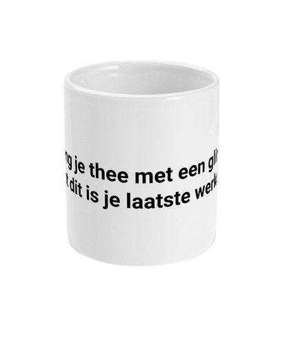 Ik breng je thee met een glimlach want dit is je laatste werkdag,