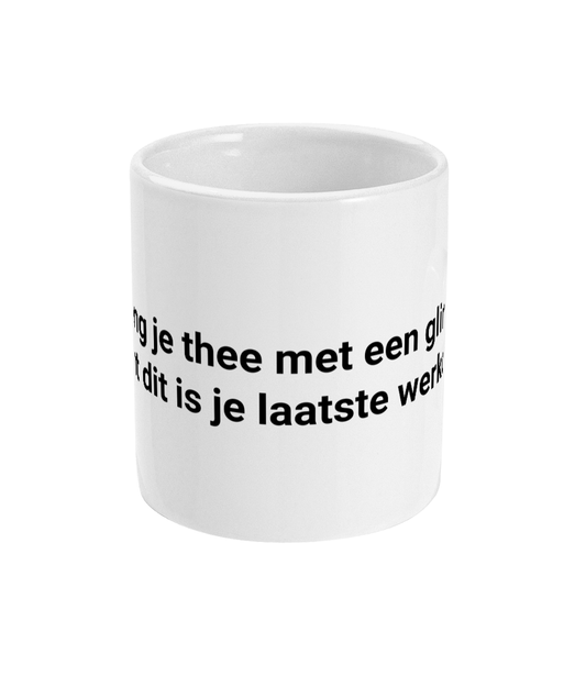 Ik breng je thee met een glimlach want dit is je laatste werkdag,