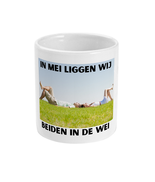 In mei liggen wij beiden in de wei