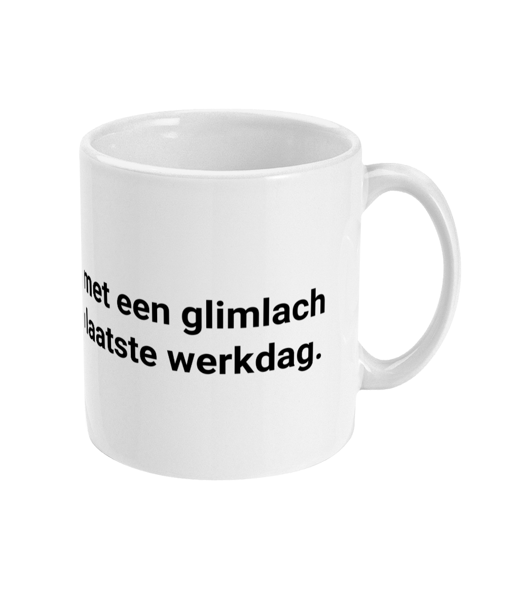 Ik breng je thee met een glimlach want dit is mijn laatste werkdag.