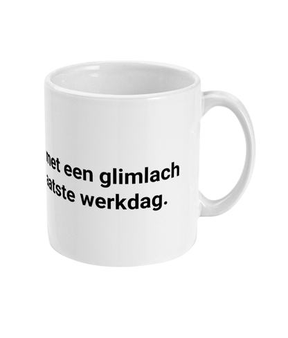 Ik breng je thee met een glimlach want dit is je laatste werkdag,